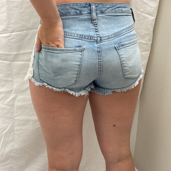 Women’s Mossimo light wash denim high rise floral lace shorts. Size 4/27. - Picture 4 of 7